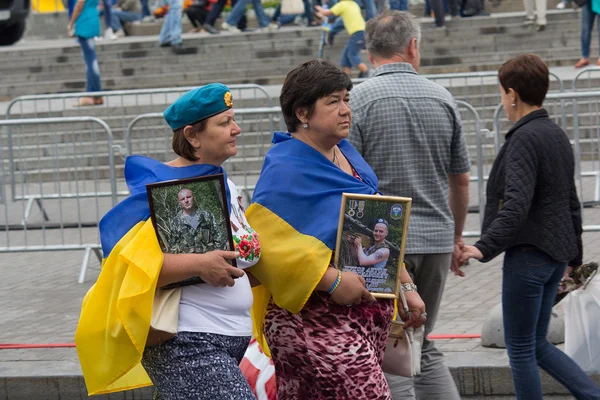 Киев, Украина - 24 августа 2016 года: Матери с фотографиями погибших в зоне проведения антитеррористической операции — стоковое фото