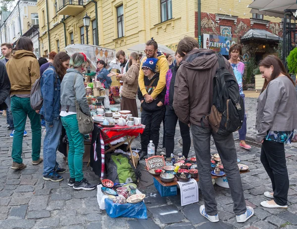 Kiev, ukraine - 24. august 2016: jugend verkauft keramik auf der stre — Stockfoto