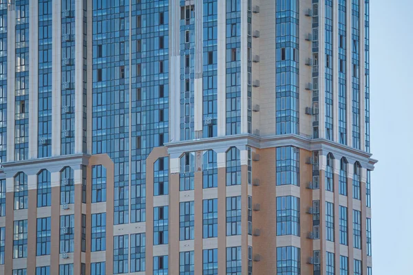 Fachada de cristal de un moderno edificio de apartamentos — Foto de Stock