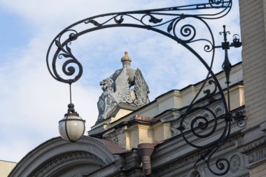 Opera binasının çatısında mistik bir hayvan heykeli. Kiev