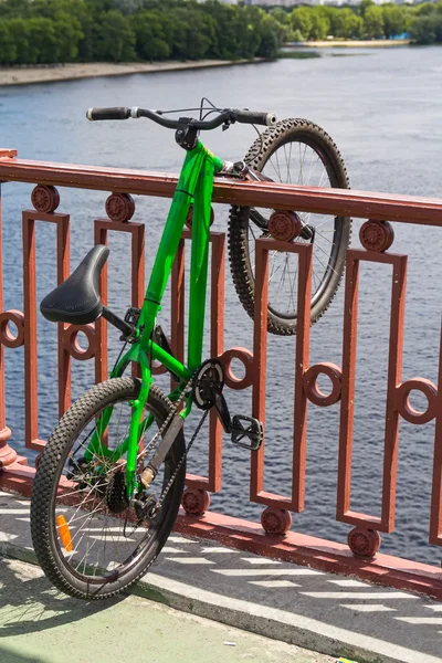 Ποδήλατο αθλητισμού σταθμευμένο σε μια γέφυρα πάνω από τον ποταμό. Μεταφορές — Φωτογραφία Αρχείου