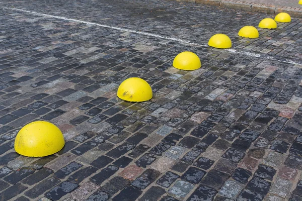 Yellow obstacles on the pavement. Abstract background — Stock Photo, Image