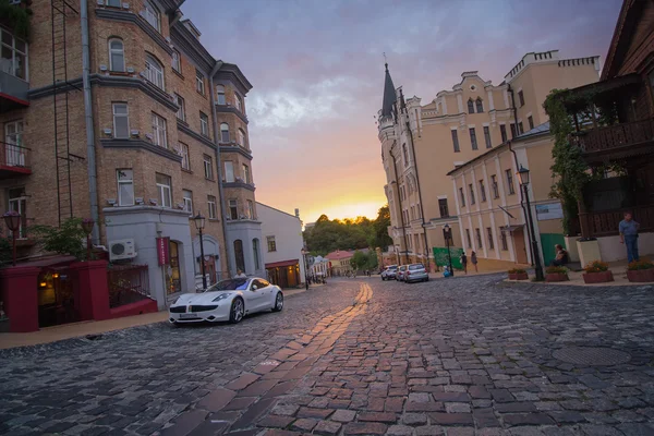 Київ, Україна - 30 серпня 2016: Захід сонця на вулиці Андріївський узвіз — стокове фото