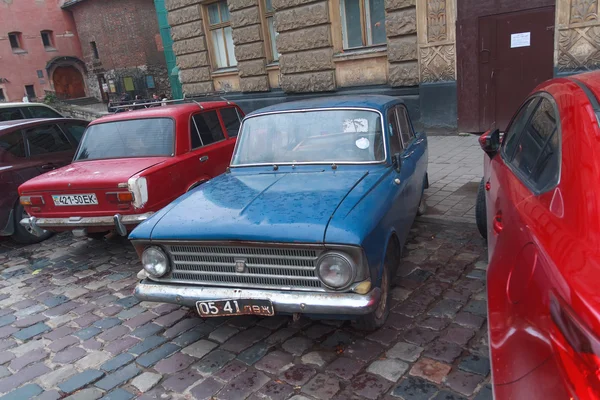 Lviv, Ucrania - 18 de octubre de 2015: Antiguo coche soviético estacionado en una calle de la ciudad — Foto de Stock