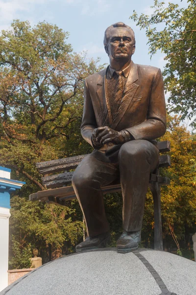 Kiev, Ucrania - 03 de septiembre de 2015: Monumento al desconocido entrenador de fútbol Valery Lobanovsky — Foto de Stock