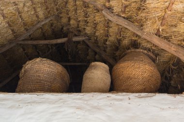 Hasır sepetleri thatched çatı altında'nın konut Ukrayna köylü