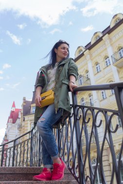 Sokakta sarı çanta ile güzel bir kadın. İnsanlar