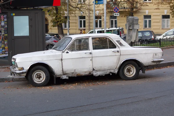 Киев, Украина - 25 сентября 2015 г.: Старый автомобиль советского производства припаркован на улице Андреевского спуска — стоковое фото