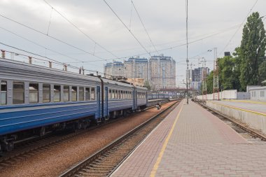 Vagonlar bir tren istasyonuna ve boş bir platform. Taşıma