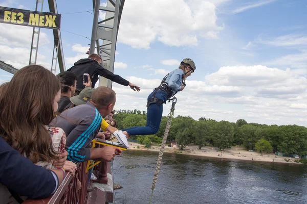 Kiev, Ukraina - 12 juni 2016: Flicka försöker själv i den extrema sport som hoppar in redskap med en bro — Stockfoto