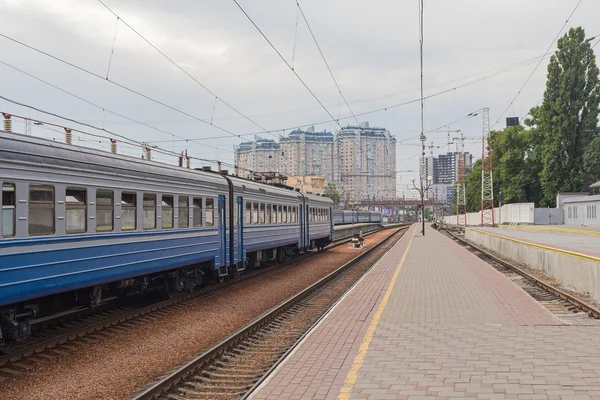 Wagons in a train station and an empty platform. Transport — Stock Photo, Image