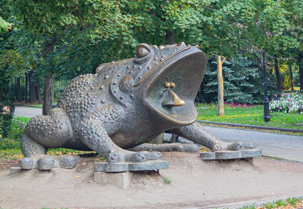 Бронзовая статуя гигантской жабы в парке Крещатый, автор памятника
