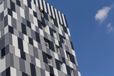 Cephe bina modern tarz ve mavi gökyüzü. Architectur