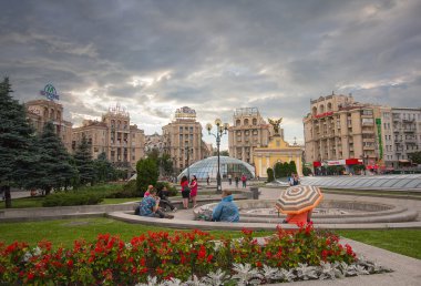 Kiev, Ukrayna - 16 Haziran 2016: Vatandaşlar Indep üzerinde dinlen