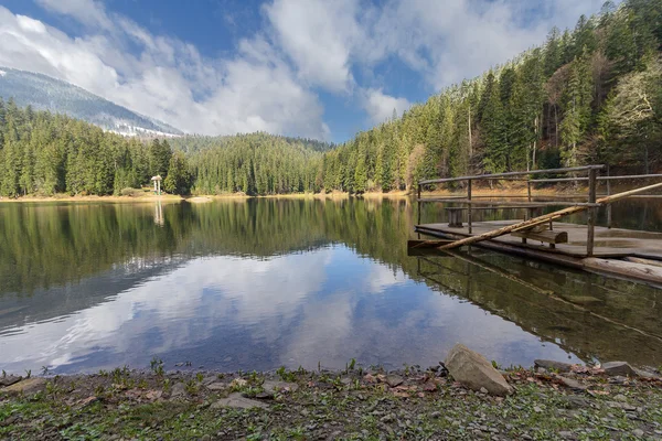 Reflejo de balsa y cielo en el lago de montaña Synevir. Naturaleza —  Fotos de Stock