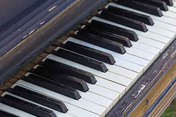古いピアノのキーをクローズ アップ。音楽的背景 — ストック写真