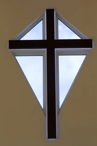 Venster in de kerk in de vorm van een kruis. Het platform — Stockfoto