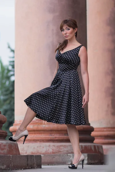 Hermosa mujer caucásica posando vestida en estilo retro — Foto de Stock