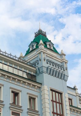 Klasik tarzda bir kule ile ev. Mimari