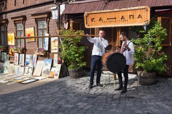 Kiev, Ukraina - 24 augusti 2016: Musiker spelade på nationella instrument i den gatan St. Andrews Descent — Stockfoto