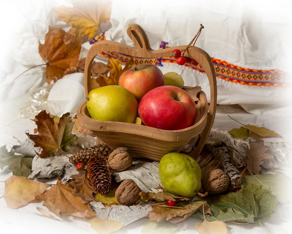 Najaar thema. Appels in een mand en walnoten — Stockfoto