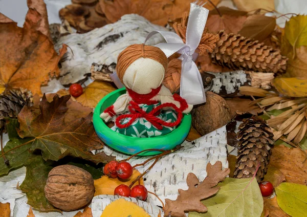 Fond d'automne. Poupée ukrainienne traditionnelle "motanka" gardée — Photo