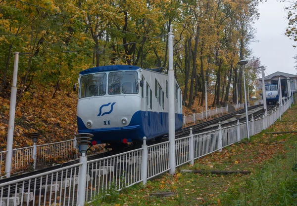 Funicular ferroviario es un otoño Kiev, Ucrania — Foto de Stock