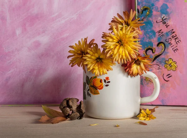 Flores amarillas en copa — Foto de Stock