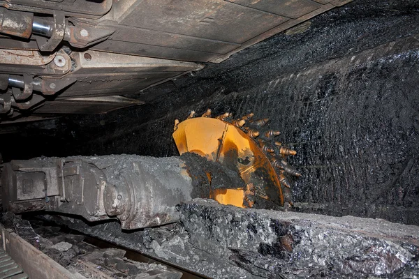 Kolen mijnbouw machine met roterende trommels snijden — Stockfoto