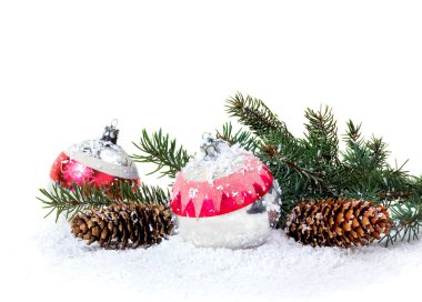 Noel ağaçları ve koniler beyaz bir bac üzerinde Noel dekorasyon