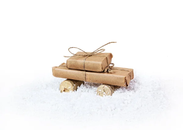 Stiliserade bil och present box som jul gåva på en vit backgro — Stockfoto