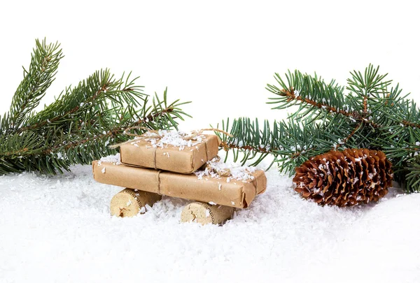Beyaz bir backgro üzerinde bir Noel hediyesi olarak stilize araba ve hediye kutusu — Stok fotoğraf