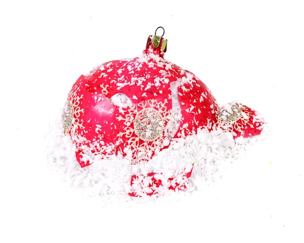 Zerbrochene Weihnachtskugel auf weißem Hintergrund — Stockfoto