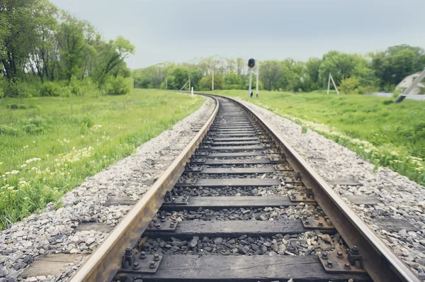 Järnvägsspår på sommaren. Transport — Stockfoto