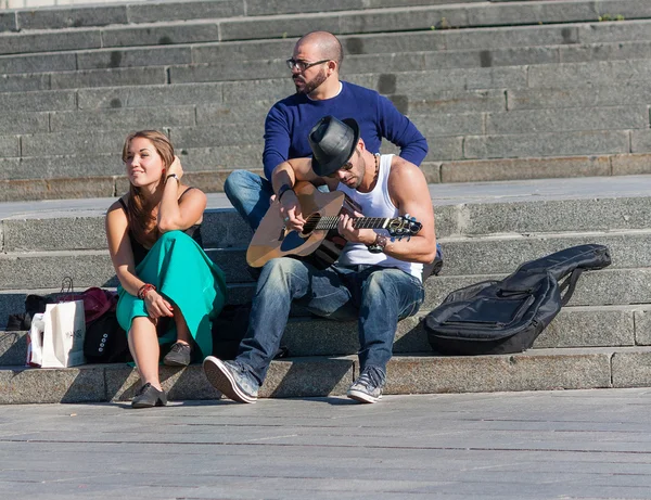 UCRANIA, KIEV - Septiembre 10,2013: Plaza de la Independencia. Joven mu —  Fotos de Stock