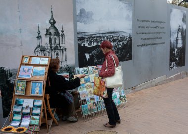 Ukrayna, Kiev - Eylül 9,2013: Hediyelik eşya ve Kie kartpostallar