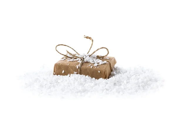 Gestileerde giftdoos als een kerstcadeau op een witte achtergrond Stockfoto