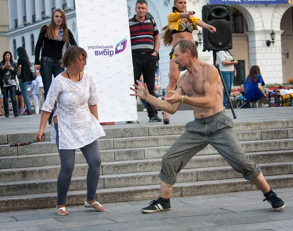 UCRANIA, KIEV - 11 de septiembre de 2013: Realidad paralela: una riña — Foto de Stock