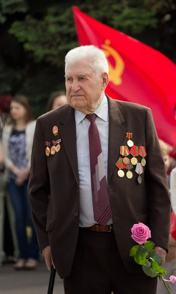 Makeevka, Ucrania - 9 de mayo de 2012: Veterano de la Segunda Guerra Mundial durante — Foto de Stock