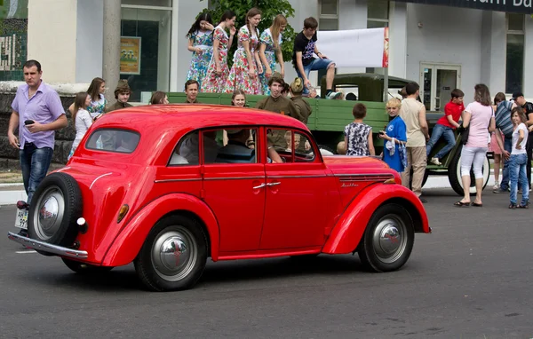 Makeevka, Ukraine - May, 9, 2012: Historic parade in honor of th — Stock Photo, Image