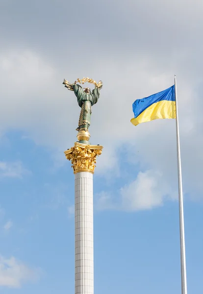 O monumento da independência e a bandeira ucraniana em Kiev. Ucrânia — Fotografia de Stock