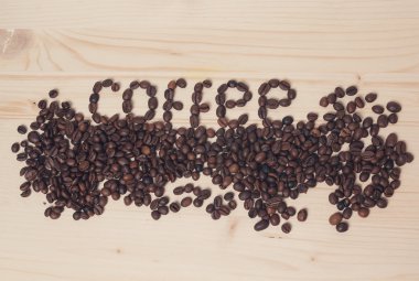 Ahşap arka planda kahve çekirdekleri