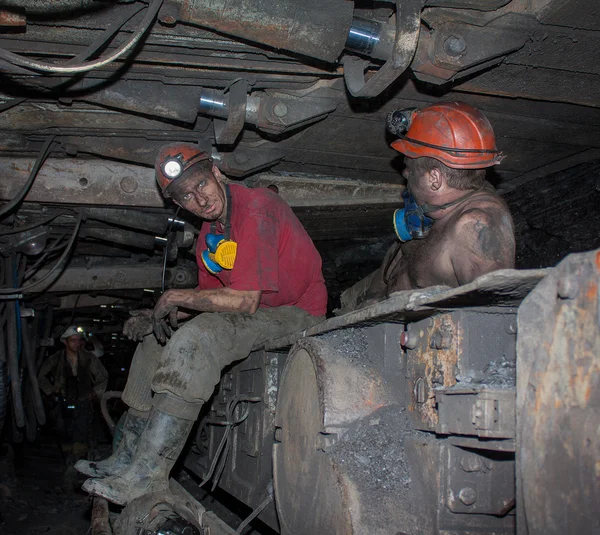 Novogrodovka, Ukraine - January, 18, 2013: The miners in the mine "Novogrodovskaya" at a depth of 800 meters below ground — Stock Photo, Image