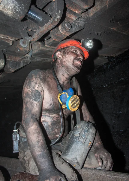 Novogrodovka, Ukraine - Janvier, 18, 2013 : Mineur sur le lieu de travail dans la mine "Novogrodovskaya" à une profondeur de 800 mètres sous terre — Photo