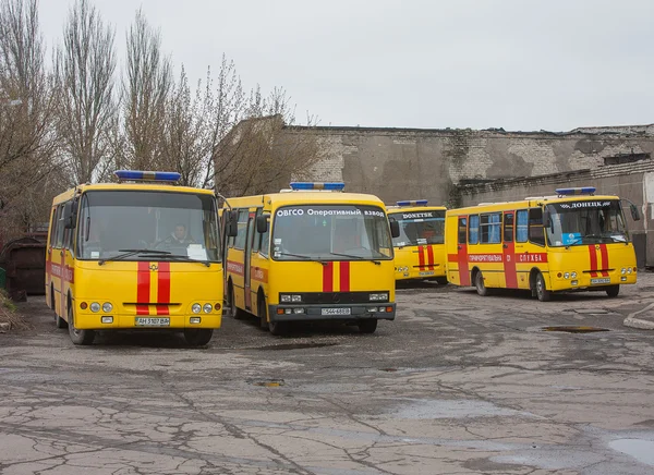 Donetsk, Oekraïne - April, 11, 2014: Bussen Reddertjes bij de mijn n — Stockfoto