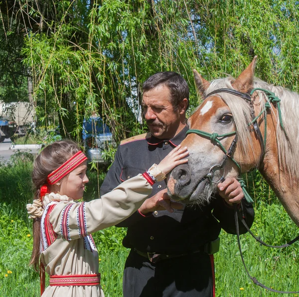 Макеевка, Украина - 7 мая 2014 г.: Мужской казак и девушка в Нате — стоковое фото