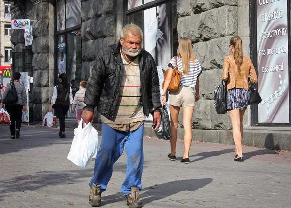 Ukrayna, Kiev - Eylül 11,2013: inci yürüyen evsiz adam
