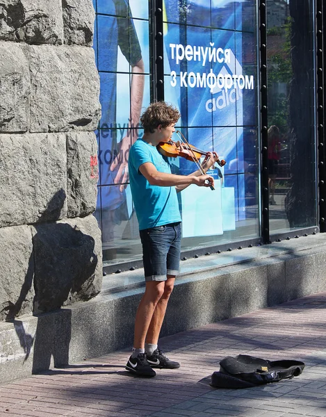 Україна, Київ - може 27,2013: Молодий скрипаль грають на вулицях — стокове фото