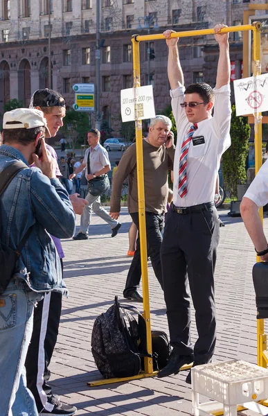 UKRAINE, KIEV - May 27, 2013: Young missionary tries his hand on — Stock Photo, Image