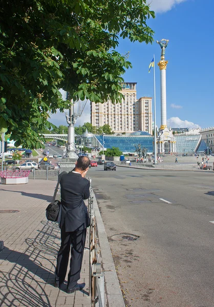 UCRANIA, KIEV - 27 de mayo de 2013: El hombre fotografió lugares de interés en el centro — Foto de Stock